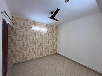 Room in 2 BHK Apartment at Gaur City 7th Avenue, Sector 4 Greater Noida – for Rent