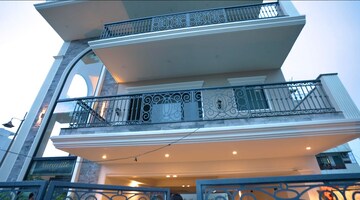 Furnished Amenities in 3 BHK Builder Floor at Sector 3 – for Sale