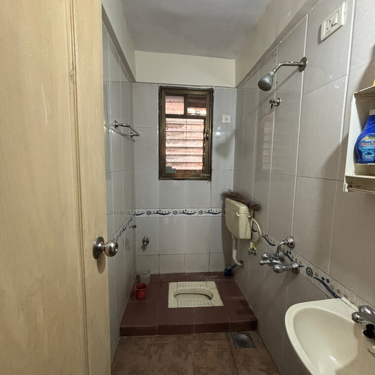 Bathroom, aura-luxisca 3 Bedroom 1450 Sq.Ft. Apartment In New Panvel West Navi Mumbai 9533160