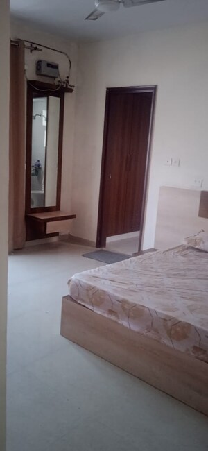 Room in 3 BHK Apartment at Gomti Nagar – for Rent