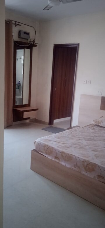 Room in 3 BHK Apartment at Gomti Nagar – for Rent