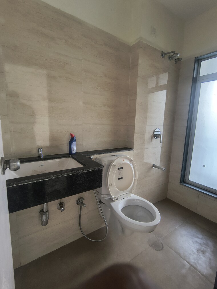 Bathroom, indiabulls-greens 1.5 Bedroom 750 Sq.Ft. Apartment In New Panvel Navi Mumbai 9533303