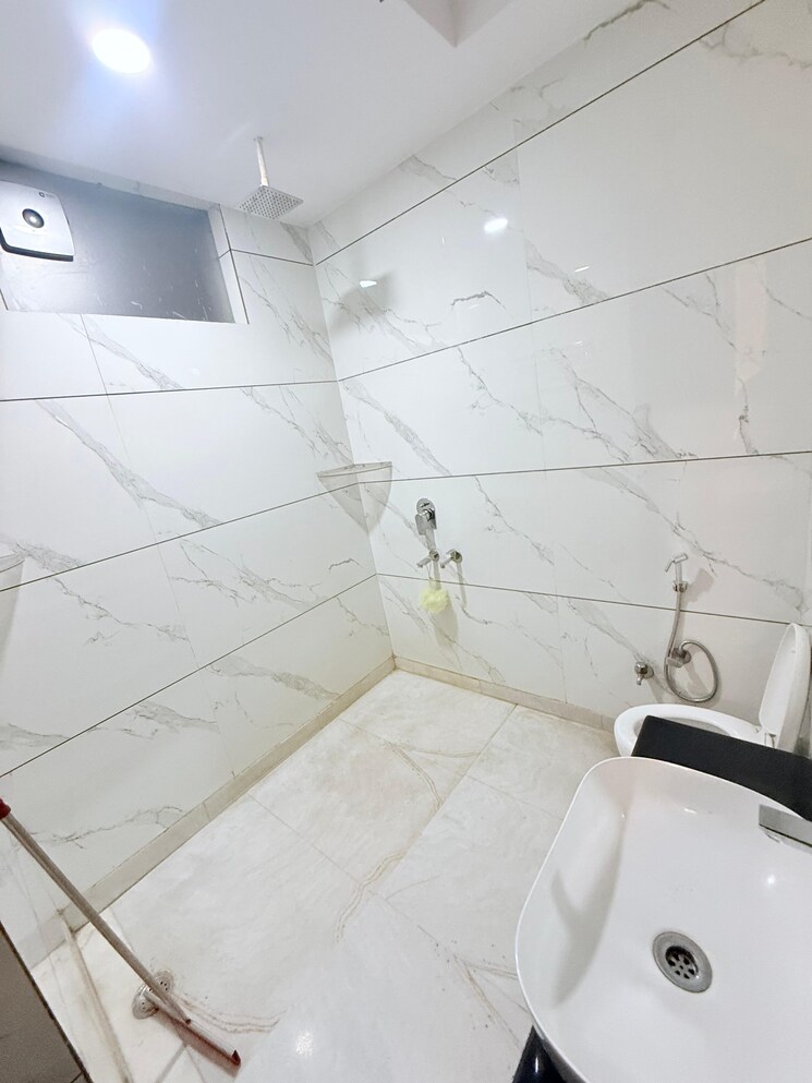 Bathroom, paschim vihar 3.5 Bedroom 1800 Sq.Ft. Builder Floor In Paschim Vihar Delhi 9533490