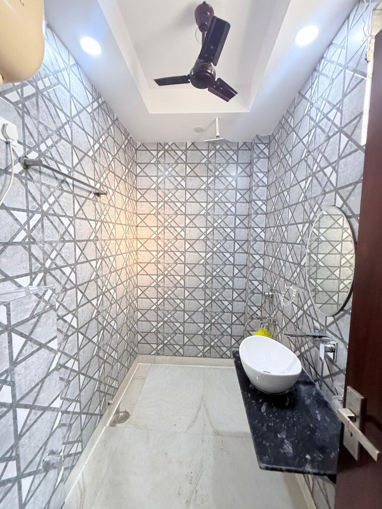 Attached Bathroom, paschim vihar 3.5 Bedroom 1800 Sq.Ft. Builder Floor In Paschim Vihar Delhi 9533490