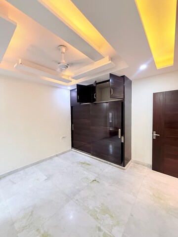 Room in 3.5 BHK Builder Floor at Paschim Vihar – for Rent