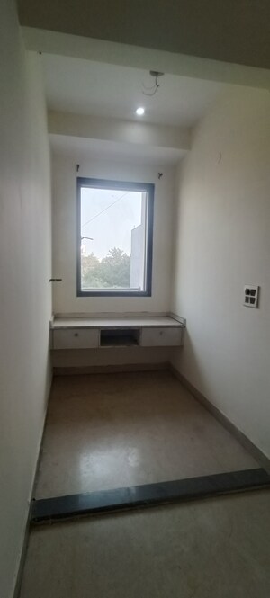 Room in 3 BHK Builder Floor at The Omaxe State, Sector 19b Dwarka – for Rent