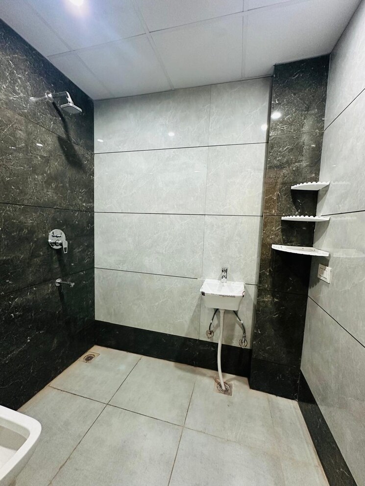 Bathroom, rwa-residential-society-sector-46 2 Bedroom 200 Sq.Yd. Builder Floor In Sector 46 Gurgaon 9533555
