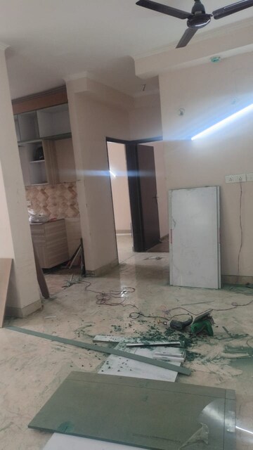 Room in 2 BHK Apartment at Amrapali Golf Homes, Sector 4 Greater Noida – for Rent