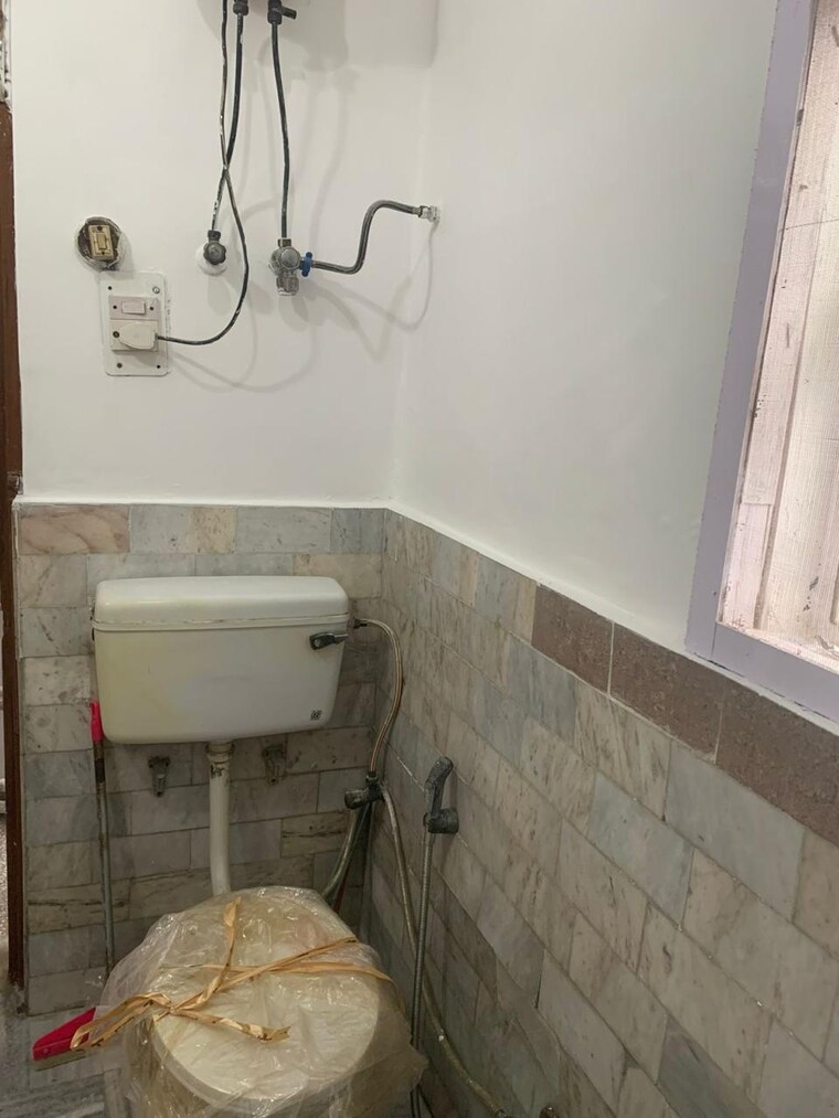 Bathroom, greater kailash i 1 Bedroom 1000 Sq.Ft. Builder Floor In Greater Kailash I Delhi 9533654