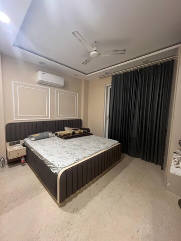 Bedroom in 3 BHK Builder Floor at Sector 43 – for Rent