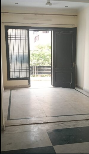 Room in 2 BHK Builder Floor at RWA Residential Society Sector 46, Sector 46 – for Rent