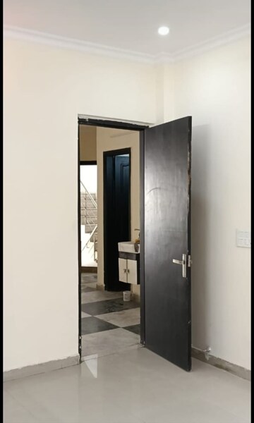 Room in 2 BHK Builder Floor at RWA Residential Society Sector 46, Sector 46 – for Rent