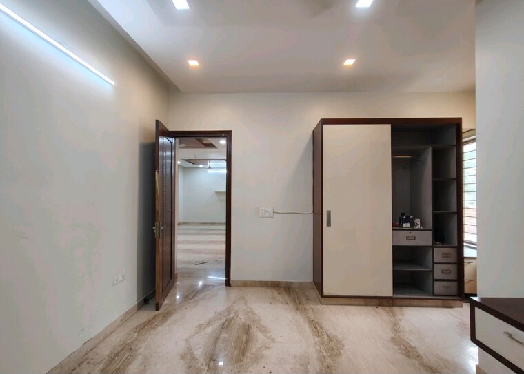 Room, crown-plaza-mall 3 Bedroom 2000 Sq.Ft. Builder Floor In Sector 15a Faridabad 9533690