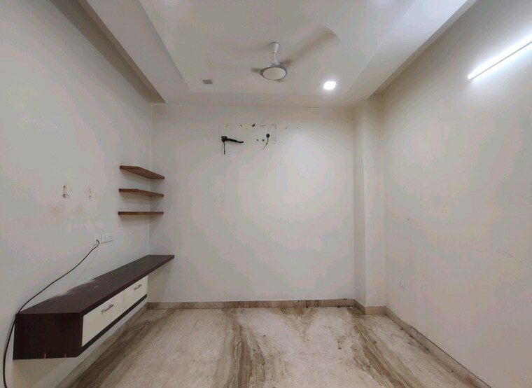 Room, crown-plaza-mall 3 Bedroom 2000 Sq.Ft. Builder Floor In Sector 15a Faridabad 9533690