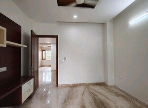 Room in 3 BHK Builder Floor at Crown Plaza Mall, Sector 15a – for Rent