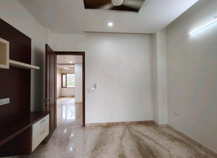 Room, crown-plaza-mall 3 Bedroom 2000 Sq.Ft. Builder Floor In Sector 15a Faridabad 9533690