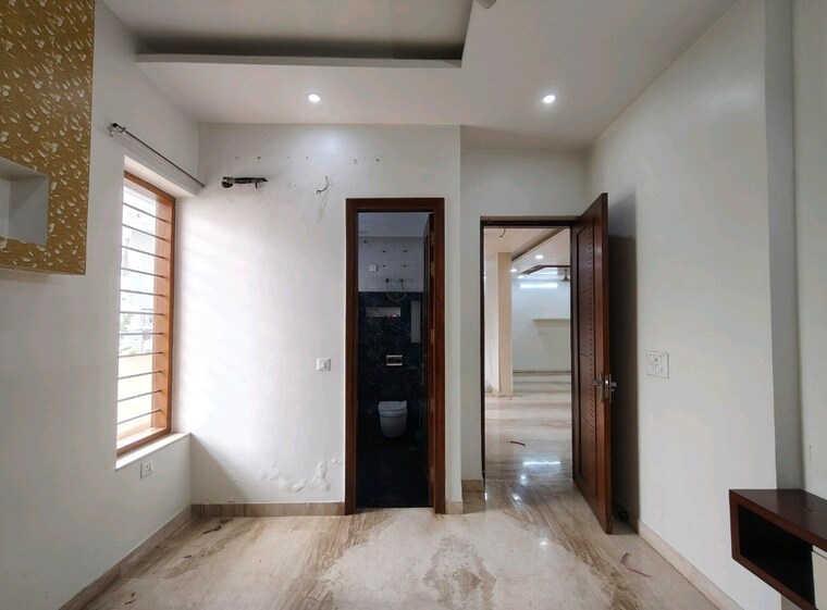 Room, crown-plaza-mall 3 Bedroom 2000 Sq.Ft. Builder Floor In Sector 15a Faridabad 9533690