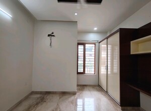 Room in 3 BHK Builder Floor at Crown Plaza Mall, Sector 15a – for Rent