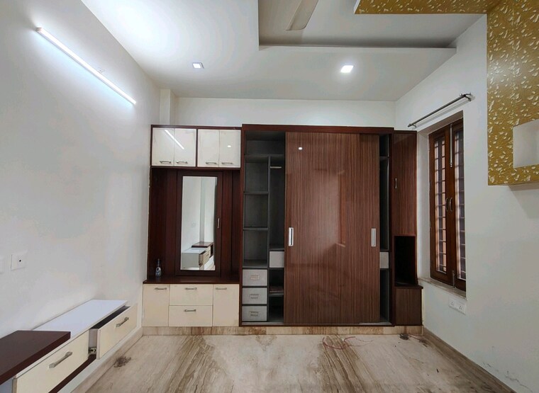 Room, crown-plaza-mall 3 Bedroom 2000 Sq.Ft. Builder Floor In Sector 15a Faridabad 9533690