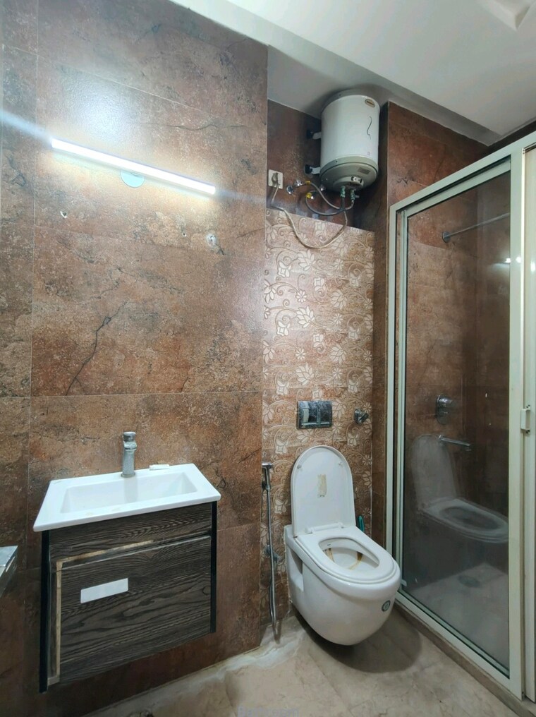 Bathroom, crown-plaza-mall 3 Bedroom 2000 Sq.Ft. Builder Floor In Sector 15a Faridabad 9533690