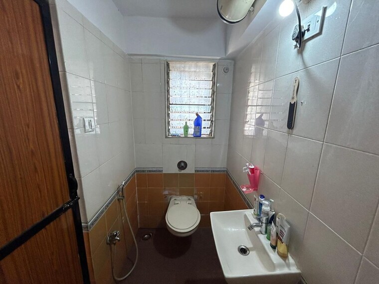 Bathroom, andheri west 2 Bedroom 800 Sq.Ft. Apartment In Andheri West Mumbai 9533760