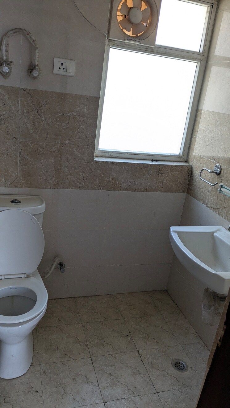 Bathroom, amrapali-leisure-park 2.5 Bedroom 1225 Sq.Ft. Apartment In Amrapali Leisure Valley Greater Noida 9533769