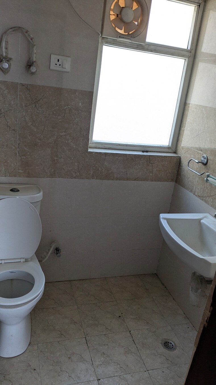 Bathroom, amrapali-leisure-park 2.5 Bedroom 1225 Sq.Ft. Apartment In Amrapali Leisure Valley Greater Noida 9533769