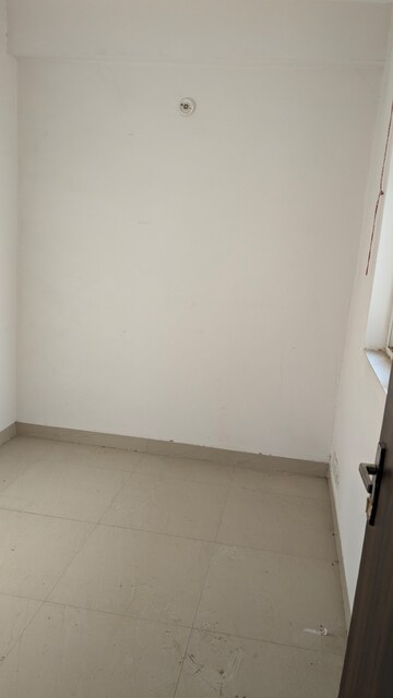 Room in 2.5 BHK Apartment at Amrapali Leisure Park, Amrapali Leisure Valley – for Sale