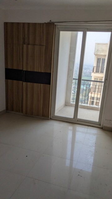 Room in 2.5 BHK Apartment at Amrapali Leisure Park, Amrapali Leisure Valley – for Sale