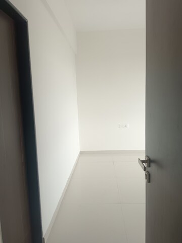 Room in 1.5 BHK Apartment at Ajmera Crosstown One, Kalyan West – for Rent