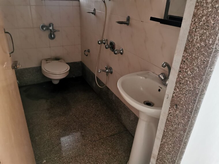 Bathroom, rizvi-rocky-hills 3 Bedroom 1480 Sq.Ft. Apartment In Bandra West Mumbai 9533956
