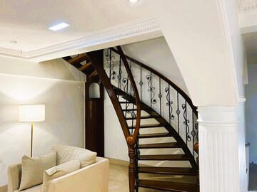 Living Room in 3.5 BHK Apartment at Premal Apartment, Santacruz West – for Rent