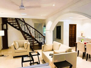 Living Room in 3.5 BHK Apartment at Premal Apartment, Santacruz West – for Rent