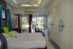 Master Bedroom in 3 BHK Apartment at Khar West – for Rent