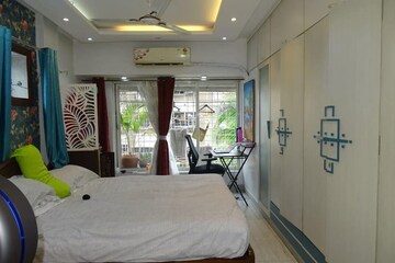 Master Bedroom in 3 BHK Apartment at Khar West – for Rent