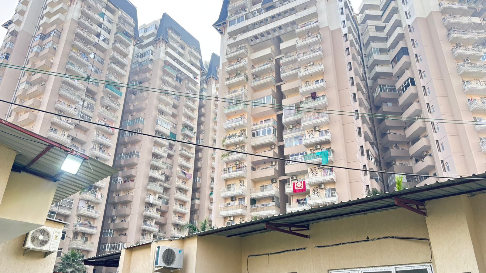 3 BHK + Extra Room 2125 Sq.Ft. Apartment in Amrapali Leisure Park