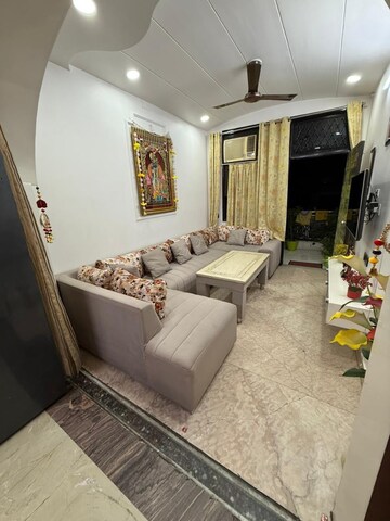 Living Room in 2.5 BHK Builder Floor at RWA Shalimar Bagh BK-1 Block, Shalimar Bagh – for Sale