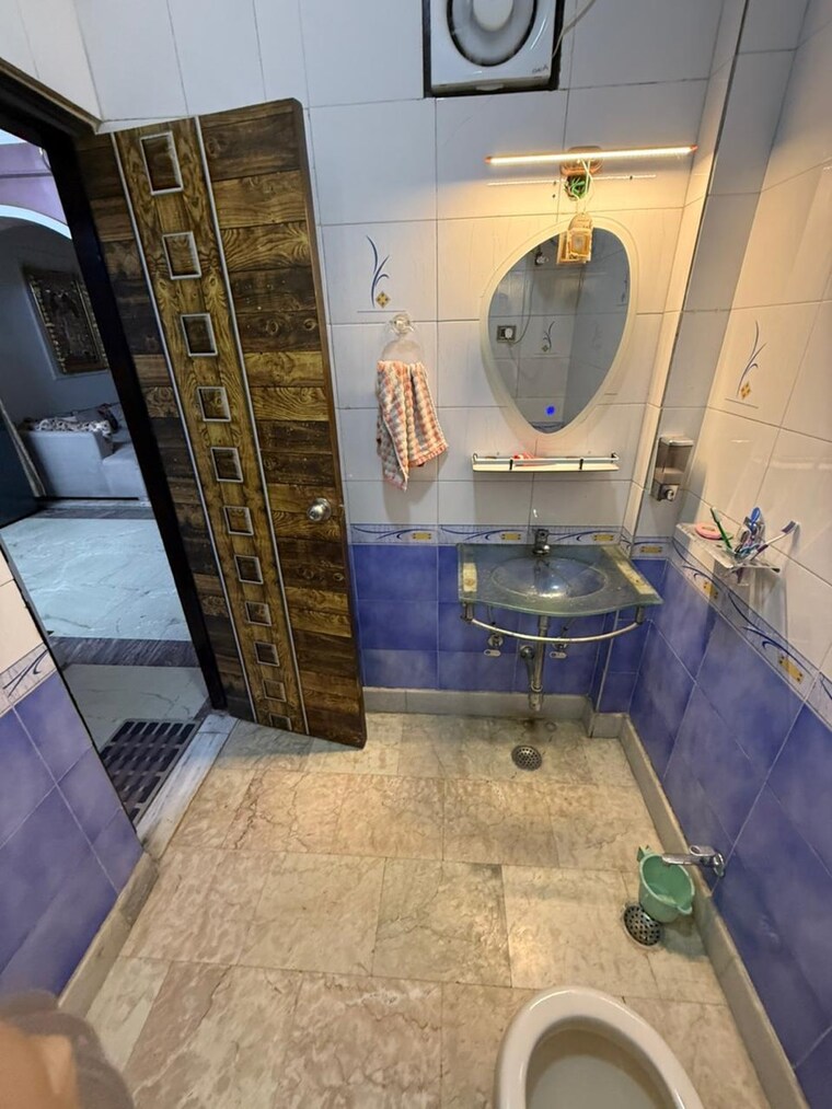 Bathroom, rwa-shalimar-bagh-bk-1-block 2.5 Bedroom 900 Sq.Ft. Builder Floor In Shalimar Bagh Delhi 9534406
