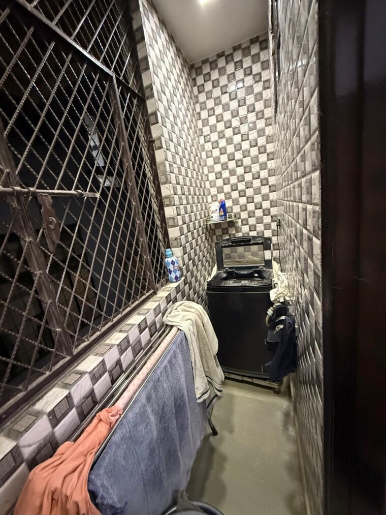 Balcony, rwa-shalimar-bagh-bk-1-block 2.5 Bedroom 900 Sq.Ft. Builder Floor In Shalimar Bagh Delhi 9534406