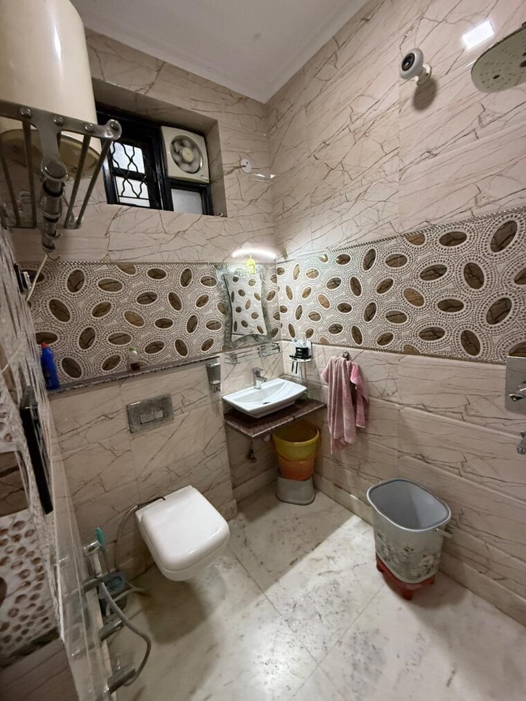 Bathroom, rwa-shalimar-bagh-bk-1-block 2.5 Bedroom 900 Sq.Ft. Builder Floor In Shalimar Bagh Delhi 9534406