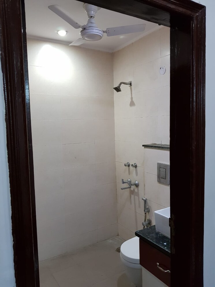 Bathroom, safdarjung enclave 3 Bedroom 330 Sq.Yd. Builder Floor In Safdarjung Enclave Delhi 9534446