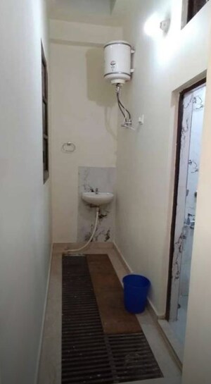 Bathroom in 3 BHK Apartment at Hazratganj – for Rent