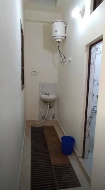 Bathroom in 3 BHK Apartment at Hazratganj – for Rent