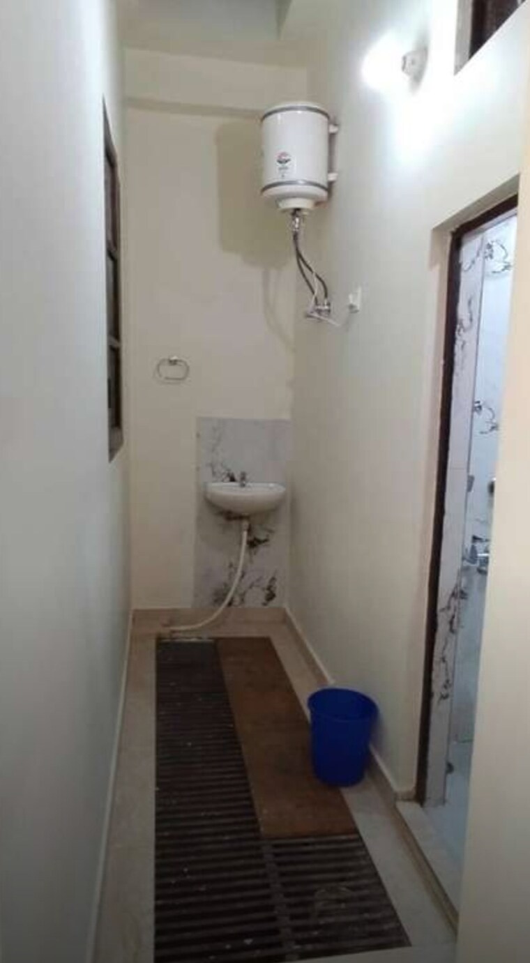 Bathroom, hazratganj 3 Bedroom 1500 Sq.Ft. Apartment In Hazratganj Lucknow 9534626