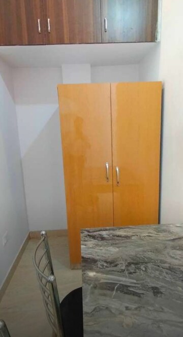 Room in 3 BHK Apartment at Hazratganj – for Rent