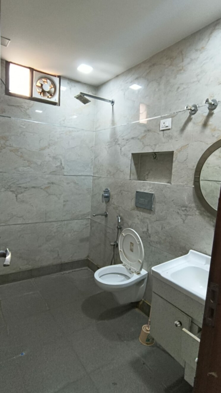 Bathroom, green fields colony 3 Bedroom 200 Sq.Yd. Builder Floor In Green Fields Colony Faridabad 9534653