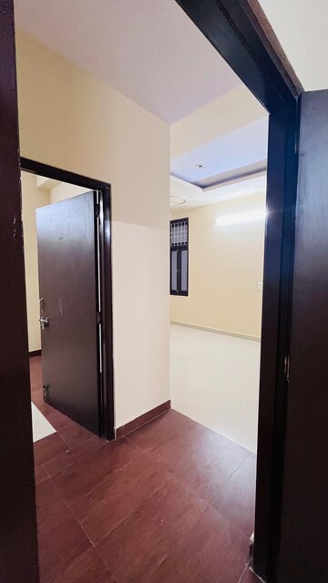 Room in 3 BHK Apartment at Raja Park – for Rent