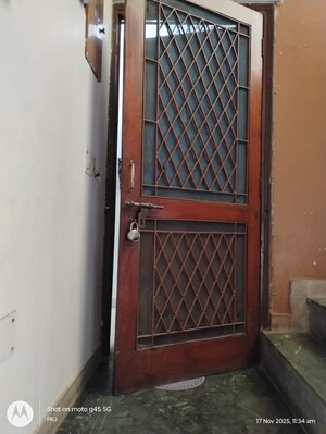 Furnished Amenities in 3 BHK Builder Floor at Hauz Khas Enclave – for Sale