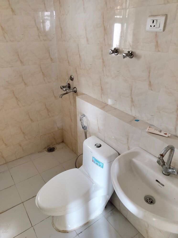 Bathroom, sikka-karnam-greens 3 Bedroom 1480 Sq.Ft. Apartment In Sector 143b Noida 9535056