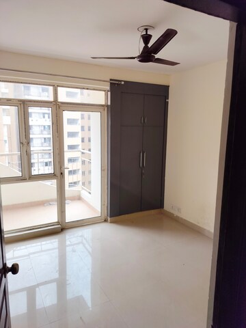 Room in 2 BHK Apartment at Sikka Karnam Greens, Sector 143b – for Rent